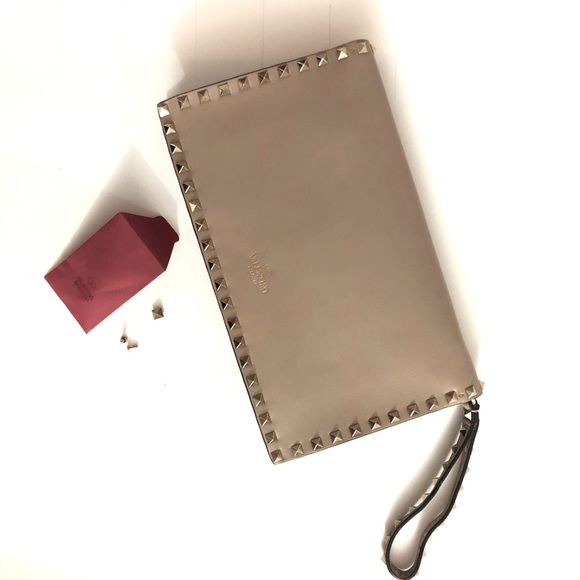 VALENTINO GARAVANI Rockstud leather clutch | NET-A-PORTER Valentino Garavani Rockstud Leather Flap Clutch